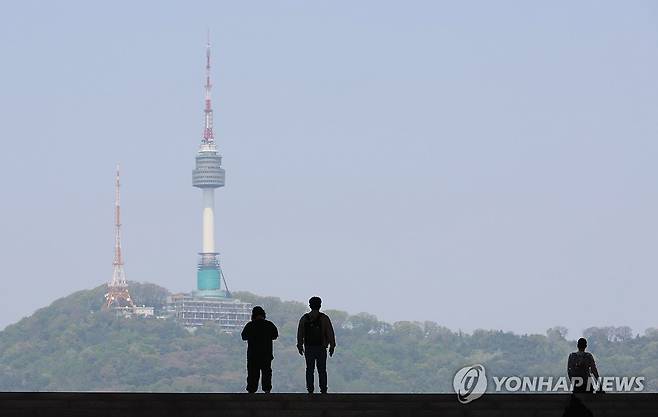 맑은 서울 하늘 (서울=연합뉴스) 이정훈 기자 = 24일 서울 용산구 국립중앙박물관에서 바라본 하늘이 맑다. 2025.4.24 uwg806@yna.co.kr
