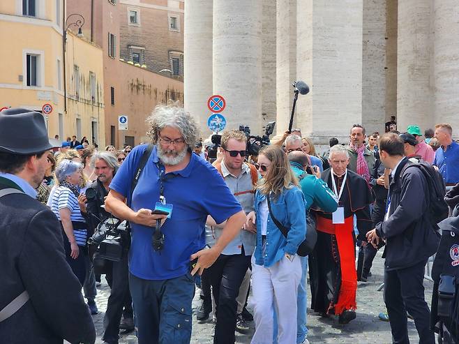 추기경과 취재진 간 추격전 (바티칸=연합뉴스) 신창용 특파원 = 한 추기경이 6일(현지시간) 바티칸에서 열린 추기경 총회를 마친 뒤 성 베드로 광장을 가로질러 이동하자 취재진들이 따라붙으며 인터뷰를 시도하고 있다. 2025.05.06 changyong@yna.co.kr