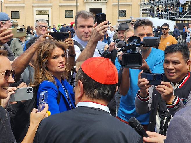 취재진에게 둘러싸인 한 추기경 (바티칸=연합뉴스) 신창용 특파원 = 6일(현지시간) 바티칸에서 취재진들이 추기경 총회를 마치고 퇴장하는 한 추기경을 둘러싸고 인터뷰를 하고 있다. 2025.05.06 changyong@yna.co.kr