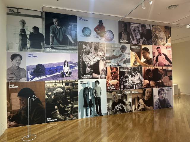 2025년 클레이아크김해미술관 특별 기획전 ‘유리: 빛과 불의 연금술’에 참여한 작가들 모습. 김은영 기자