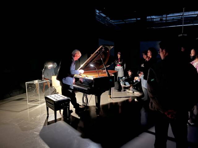 임고은 작가와 함께 지난달 12일 오전 부산현대미술관의 다원예술