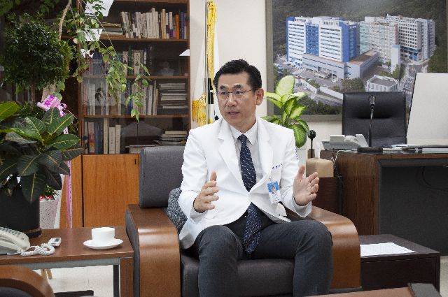 안희배 동아대학교병원장. 부산일보DB