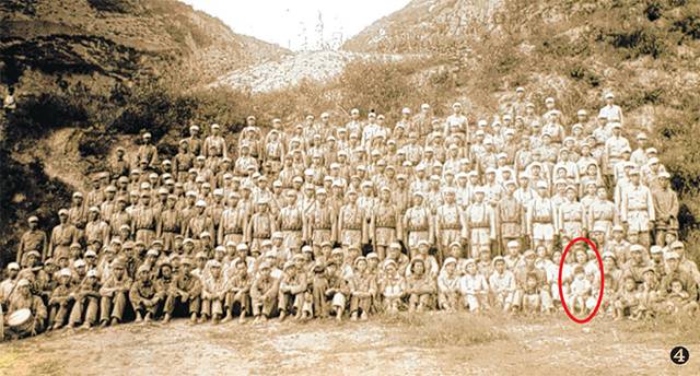 1945년 9월 초 중국 옌안에서 조선으로 출발하기 전 조선의용군 모습. 앞줄 오른쪽 네 번째, 아이를 안고 있는 여성이 김명시 장군으로 추정된다./이춘 작가/