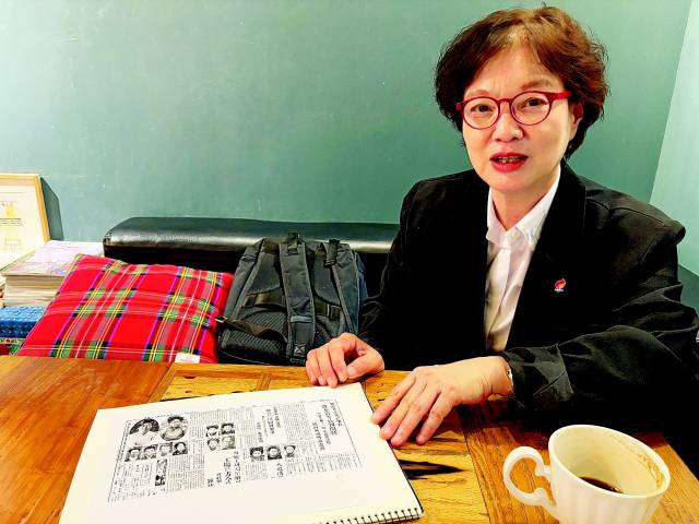 이춘 작가가 지난달 29일 창원의 한 카페에서 경남신문과 인터뷰를 하고 있다./박준혁 기자/