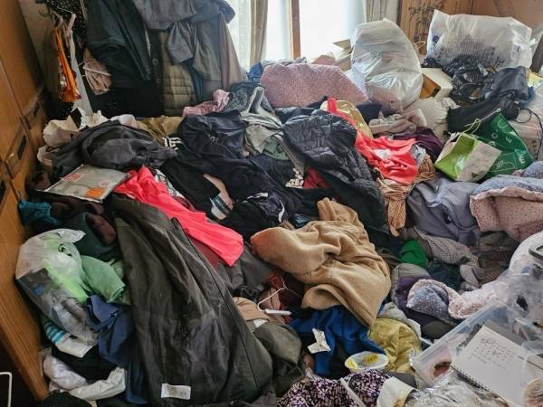 저장 강박증으로 A씨의 집 안에 옷가지가 산더미 처럼 쌓인 모습.