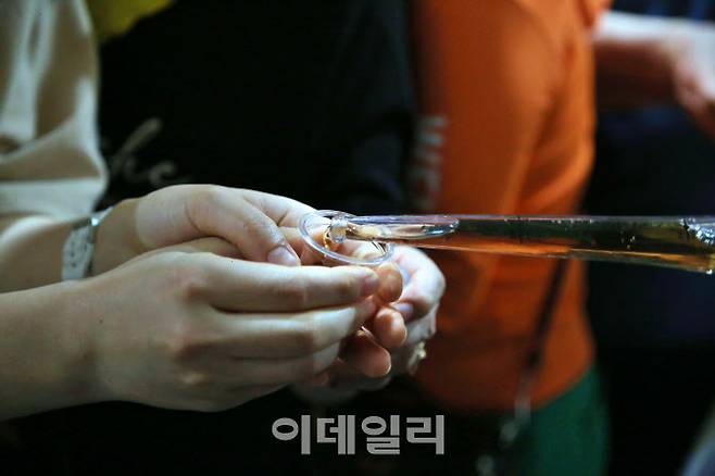 충남 예산의 은성농원에서는 사과와인은 물론 다양한 발효주와 숙성 와인을 맛볼수 있다.