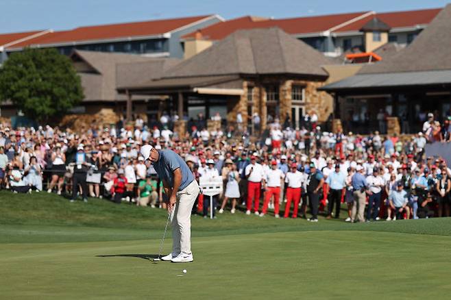 엄청난 수의 갤러리가 스코티 셰플러의 퍼트를 지켜보고 있다.(사진=AFPBBNews)