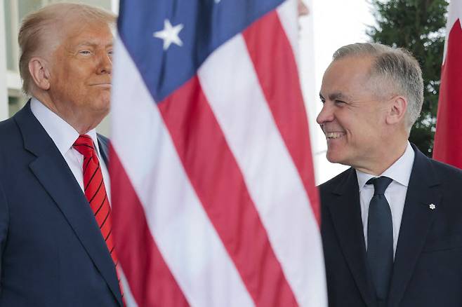 도널드 트럼프(왼쪽) 미국 대통령이 6일(현지시간) 마크 카니  캐나다 총리를 백악관 웨스트윙 입구에서 맞이하고 있다.(사진=게티이미지)