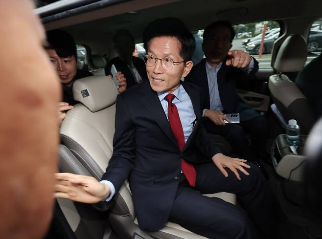 국민의힘 김문수 대선 후보가 6일 아시아태평양경제협력체(APEC) 회의장인 경북 경주시 경주화백컨벤션센터에서 후보 일정을 중단하고 서울로 올라가 현안 문제에 대한 대책을 마련하겠다고 밝힌 뒤 차량에 탑승하고 있다. (사진 = 연합뉴스)