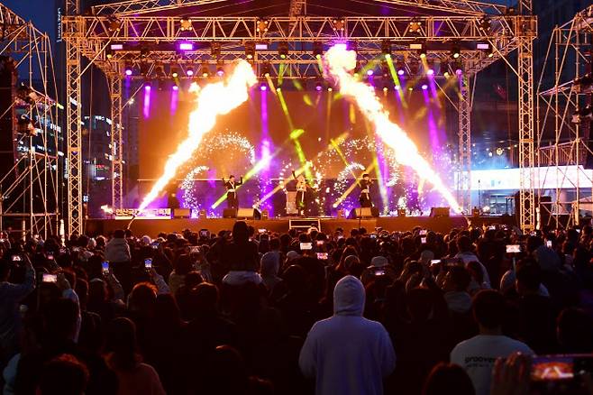 공연팀 ‘예화 플레이밍 파이어’가 3일 안산문화광장에서 개막작 ‘열정의 조각’을 공연하고 있다. (사진 = 안산문화재단 제공)