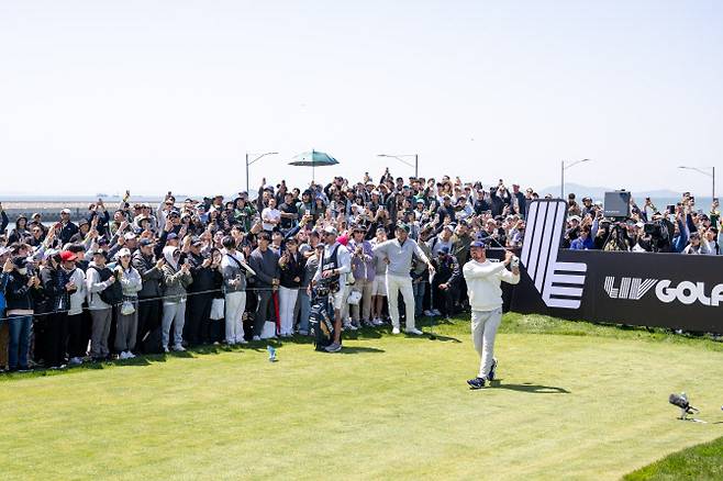 지난 4일 인천에서 열린 LIV 골프 코리아에서 팬들이 브라이슨 디섐보의 경기를 지켜보고 있다. (사진=LIV Golf)