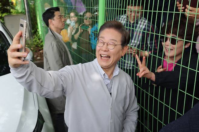 더불어민주당 이재명 대선 후보가 ‘골목골목 경청투어:국토종주편’에 나선 7일 전북 전주시 완산구의 한 카페에서 ‘K-콘텐츠’ 산업 진흥 간담회를 마친 뒤 지지자와 기념 촬영하고 있다. (사진=연합뉴스)