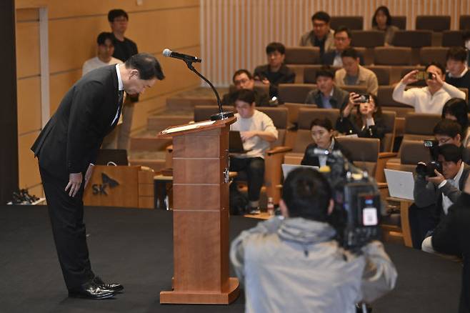 [이데일리 방인권 기자] 최태원 SK 회장이 7일 오전 서울 중구 SKT타워에서 열린 SKT 해킹 관련 일일브리핑에 참석해 대국민 사과를 하고 있다.