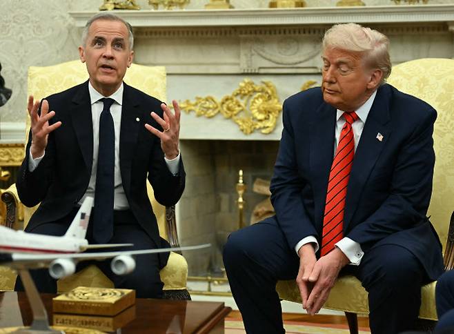 6일(현지시간) 백악관 집무실에서 열린 도널드 트럼프 미국 대통령(오른쪽)과 마크 카니 캐나다 총리의 회담.(사진=AFP)