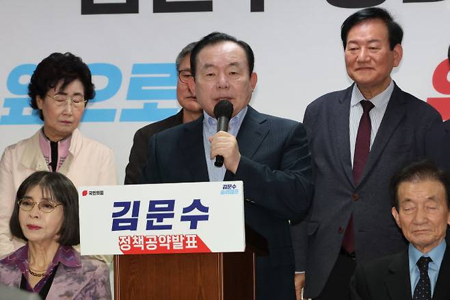 국민의힘 김문수 대선 후보를 지지하는 이인제 전 의원 등 전직 국회의원들이 7일 서울 여의도 후보 캠프에서 원칙에 따른 공정한 단일화 과정을 요구하고 있다. (사진 = 연합뉴스)