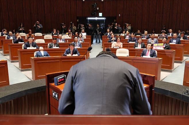 국민의힘 권성동 원내대표가 7일 서울 여의도 국회에서 열린 의원총회에서 대선 후보 단일화에 대해 “오늘 두 분이 단일화 로드맵을 확정 지어 줄 것을 간곡히, 간곡히 엎드려 부탁드린다”고 말한 뒤 허리를 깊이 숙여 인사하고 있다.  (사진 = 연합뉴스)