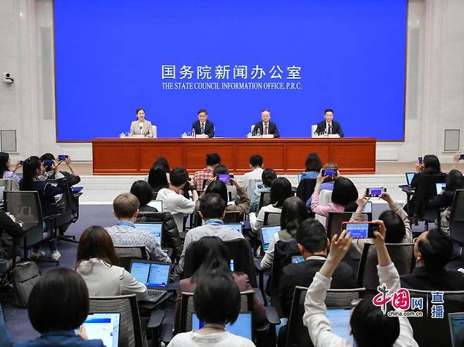 7일 오전 중국 베이징에서 열린 기자회견에 판궁성(왼쪽에서 두번째) 인민은행 총재 등 관계자들이 참석해있다. (사진=중국 국무원)