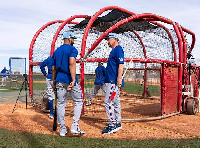 (브루스 보치 텍사스 감독(오른쪽))