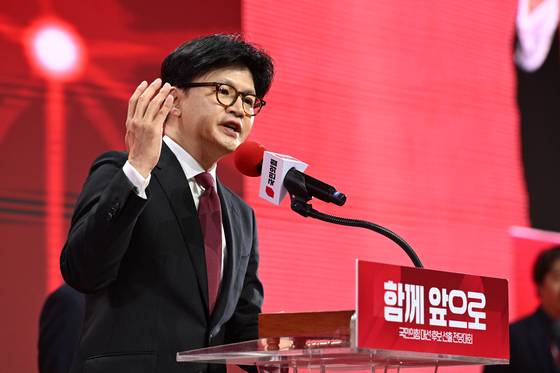 지난 3일 경기 고양시 킨텍스에서 열린 국민의힘 전당대회에서 국민의힘 대선 후보로 김문수 후보가 선출된 가운데 한동훈 후보가 승복 연설을 하고 있다. 〈사진 = 연합뉴스〉