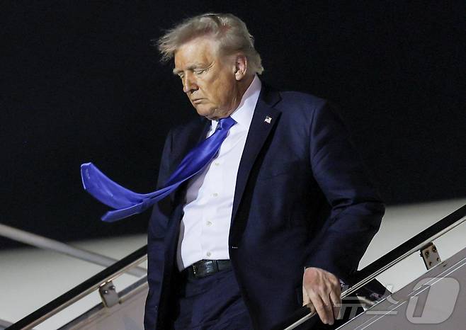 도널드 트럼프 미국 대통령이 지난  5월 1일(현지시간) 미국 플로리다주 웨스트팜비치 팜비치 국제공항에 도착한 에어포스원에서 내리고 있다. ⓒ 로이터=뉴스1 ⓒ News1 류정민 특파원