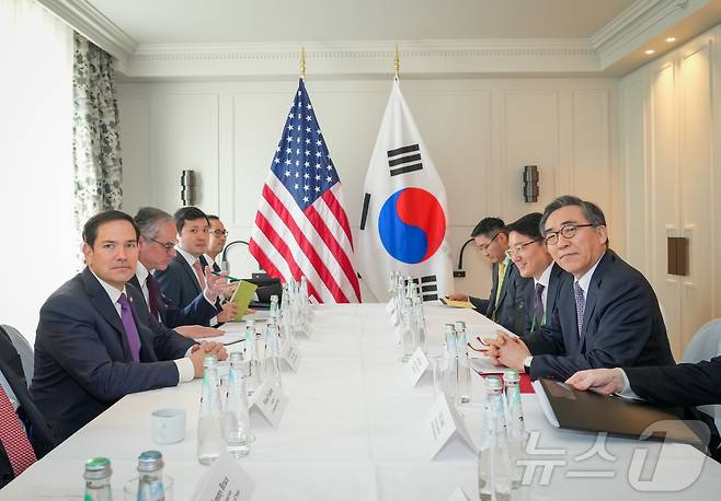 뮌헨안보회의(MSC)에 참석차 독일에 출장중인 조태열 외교부 장관이 지난 2월 15일(현지시간) 오전 독일 뮌헨 바이어리셔 호프 호텔에서 마코 루비오 미 외교장관과 양자 회담을 하고 있다. (외교부 제공. 재판매 및 DB금지) 2025.2.15/뉴스1