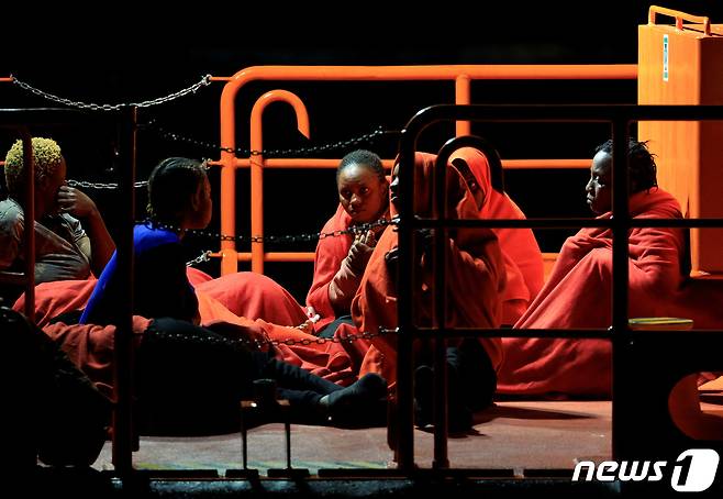 스페인 그란카라니아섬의 아르기네긴 항구에서 이민자들이 스페인 해안경비함에서 하선하기 위해 기다리는 모습. ⓒ 로이터=뉴스1 ⓒ News1 박기현 기자