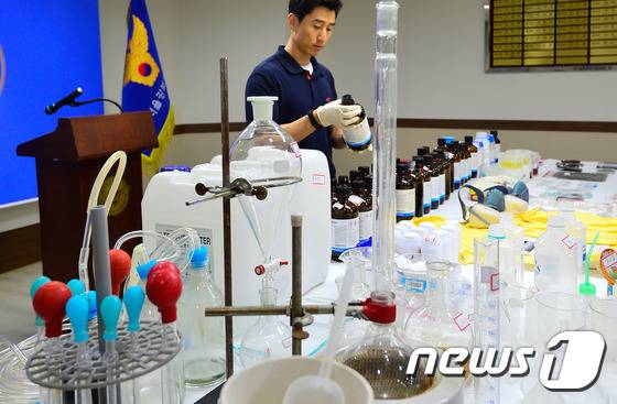 2017년 10월 인천의 한 아파트에서 필로폰 100ｇ을 만들어 유통한 일당이 경찰에 붙잡졌다. 압수된 약품과 기구, 필로폰. 2014.8.7/뉴스1 ⓒ News1 송은석 기자