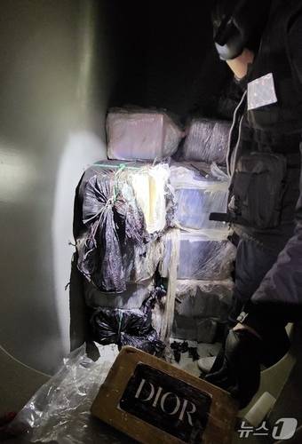 지난달 강원 강릉 옥계항에 입항한 벌크선에서 발견된 다량의 코카인. 미국 연방수사국(FBI)과 국토안보수사국(HSI)이 제공한 정보 덕분에 적발이 가능했다고 한다. (동해해경청 제공, 재판매 및 DB 금지) 2025.4.21/뉴스1
