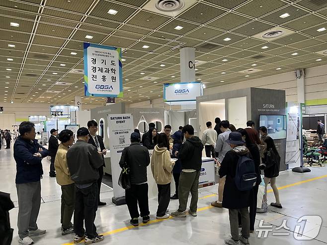 경기도경제과학진흥원이 '서울국제가구 및 인테리어산업대전'(5월 1~4일)에서 '경기도 단체관'을 운영해 도내 가구기업의 현장상담을 지원했다.(경과원 제공. 재판매 및 DB금지)/뉴스1