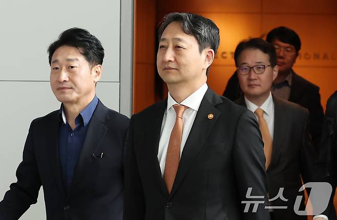 안덕근 산업통상자원부 장관이 6일 오전 인천국제공항 제1터미널에서 체코 두코바니 신규 원전 계약 체결을 위해 출국하고 있다.  2025.5.6/뉴스1 ⓒ News1 장수영 기자