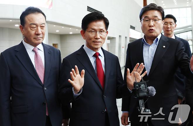 김문수 국민의힘 대통령 후보가 6일 경북 경주시 HICO(정상회의장) 미디어센터에서 단일화 문제를 놓고 당 지도부와 갈등을 빚고 있자 일정 중단을 선언하고 있다. 2025.5.6/뉴스1 ⓒ News1 김민지 기자