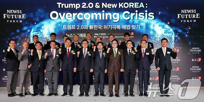 7일 서울 여의도 페어몬트 호텔에서 열린 뉴스1 미래포럼에서 참석자들이 기념촬영을 하고 있다. 앞줄 왼쪽부터 최형두 국민의힘 의원, 트로이 스탠거론 월슨센터 한국센터장, 김현욱 세종연구소장, 랜달 슈라이버 전 미국 국방부 동아시아태평양 담당 차관보, 오세훈 서울시장, 유상임 과학기술정보통신부 장관, 이영섭 뉴스1 대표이사, 우원식 국회의장, 박찬대 더불어민주당 상임 총괄선대위원장 겸 당대표 직무대행, 김건 국회 외통위 간사, 석종건 방위사업청장. 2025.5.7/뉴스1 ⓒ News1 박세연 기자