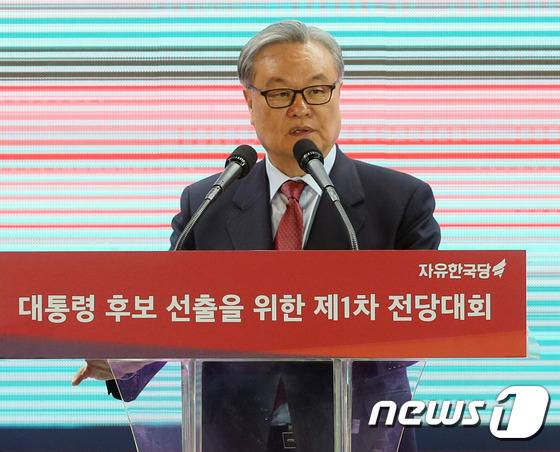 인명진 자유한국당 비상대책위원장이 31일 서울 중구 장충체육관에서 열린 대통령후보자 선출 전당대회에서 인사말을 하고 있다. 2016.3.31/뉴스1 ⓒ News1 송원영 기자