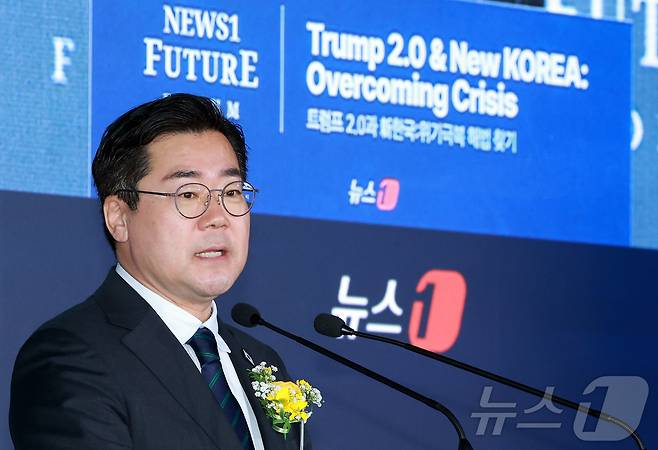 박찬대 더불어민주당 상임 총괄선대위원장 겸 당대표 직무대행이 7일 서울 여의도 페어몬트 호텔에서 열린 뉴스1 미래포럼에서 축사를 하고 있다. ‘트럼프 2.0과 新한국:위기 극복 해법 찾기’를 주제로 열린 이번 포럼은 뉴스1 주최로 열렸다. 2025.5.7/뉴스1 ⓒ News1 김진환 기자