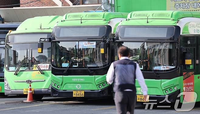 서울 시내버스 노조가 준법투쟁을 재개한 7일 오전 서울 성동구 태진운수에 주차된 시내버스 운전석에 준법운행을 알리는 피켓이 놓여져 있다. 2025.5.7/뉴스1 ⓒ News1 김성진 기자