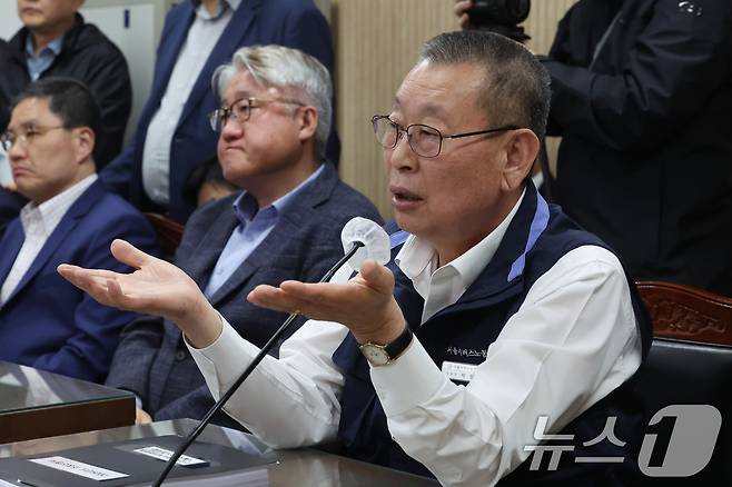 박점곤 서울시버스노동조합 위원장이 29일 서울 영등포구 서울지방노동위원회에서 열린 사측 서울시버스운송조합과의 임금·단체협약(임단협) 막판 협상에 앞서 발언하고 있다. 왼쪽 두 번째는 김정환 서울시버스운송조합 이사장. (공동취재) 2025.4.29/뉴스1 ⓒ News1 이승배 기자