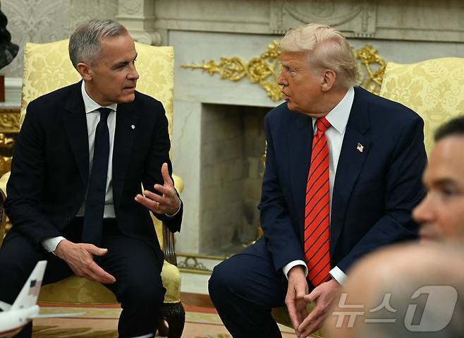 도널드 트럼프 미국 대통령이 6일(현지시간) 워싱턴 백악관에서 마크 카니 캐나다 총리와 회담을 하고 있다. 2025.05.07 ⓒ AFP=뉴스1 ⓒ News1 우동명 기자