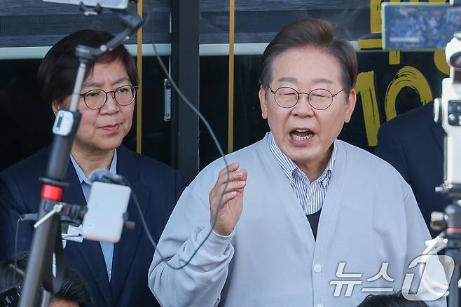 이재명 더불어민주당 대통령 후보가 2차 골목골목 경청투어 마지막 날인 7일 오전 전북 진안군 진무로를 찾아 즉흥 연설하고 있다. 왼쪽은 정은경 총괄선대위원장. 2025.5.7/뉴스1 ⓒ News1 안은나 기자