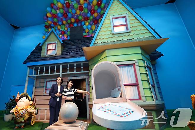 7일 오전 서울 성동구 성수문화예술마당에서 열린 '문도 픽사(Mundo Pixae): 픽사, 상상의 세계로' 미디어데이에서 관계자가 체험공간을 소개하고 있다.  2025.5.7/뉴스1 ⓒ News1 황기선 기자