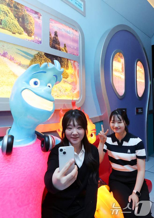 7일 오전 서울 성동구 성수문화예술마당에서 열린 '문도 픽사(Mundo Pixae): 픽사, 상상의 세계로' 미디어데이에서 관계자가 체험공간을 소개하고 있다. 2025.5.7/뉴스1 ⓒ News1 황기선 기자