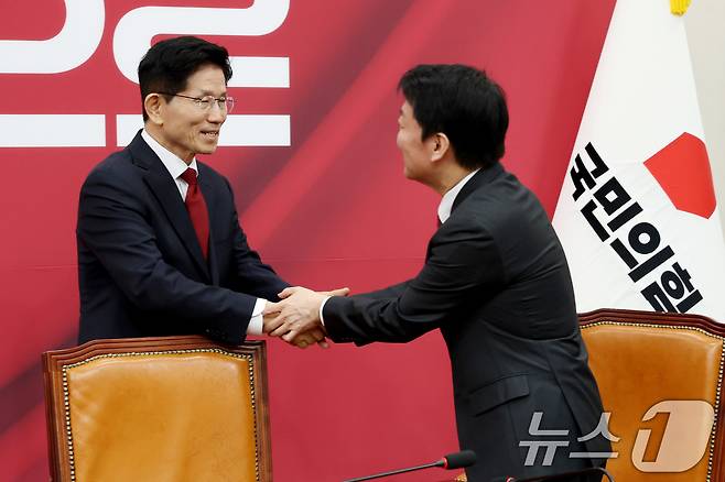 김문수 국민의힘 대통령 후보가 4일 오전 서울 여의도 국회에서 열린 선거대책위원회 회의에 참석하며 선거대책위원장에 내정된 안철수 의원과 인사나누고 있다. 2025.5.4/뉴스1 ⓒ News1 이광호 기자