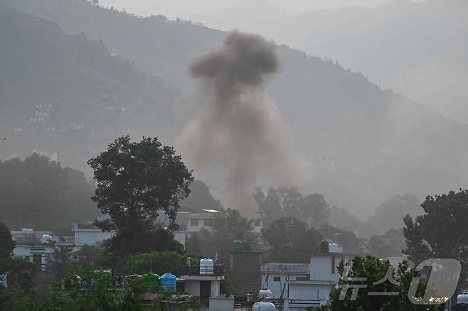 7일(현지시간) 인도의 푼치에서 파키스탄을 겨냥한 미사일 공격으로 검은 연기가 솟아 오르고 있다. 2025.05.07 ⓒ AFP=뉴스1 ⓒ News1 우동명 기자