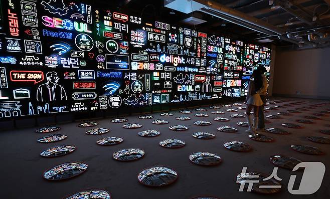 7일 서울 종로구 도화서길 디원에서 열린 '2025 딜라이트 서울' 미디어아트 전시 언론공개 행사에서 모델들이 전시 작품을 소개하고 있다. 2025.5.7/뉴스1 ⓒ News1 이동해 기자