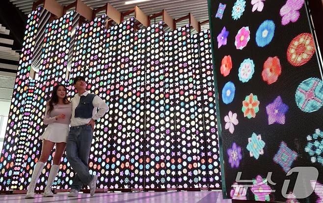 7일 서울 종로구 도화서길 디원에서 열린 '2025 딜라이트 서울' 미디어아트 전시 언론공개 행사에서 모델들이 전시 작품을 소개하고 있다. 2025.5.7/뉴스1 ⓒ News1 이동해 기자