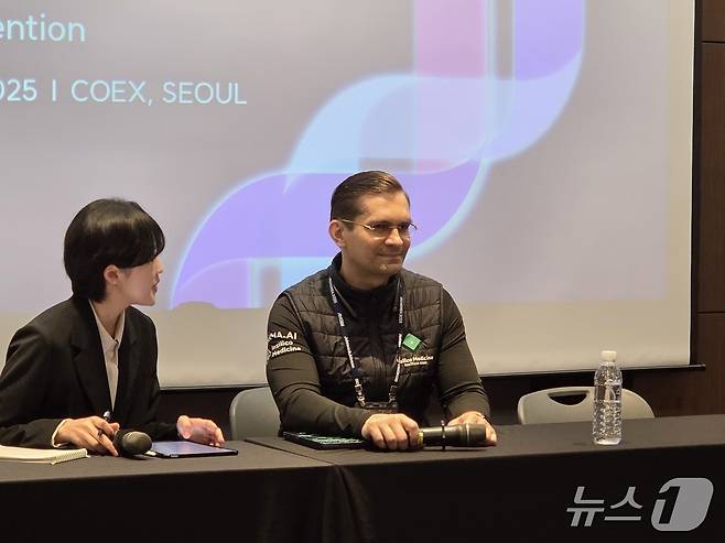 알렉스 자보론코프 인실리코 메디신 최고경영자(CEO)가 서울 강남구 코엑스에서 열린 '바이오코리아2025'에서 기조연설 간담회를 진행하고 있다. 2025. 5. 7/뉴스1 황진중 기자