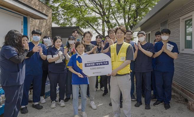 본동물의료센터 내원 보호자들이 리뷰 이벤트를 통해 참여한 후원금 500만 원이 안성평강공주 보호소에 기부됐다(동물병원 제공). ⓒ 뉴스1