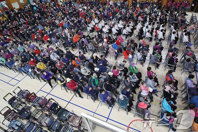 어버이날을 하루 앞둔 7일 오전 대구 달서구 신당체육센터에서 열린 '어버이날 기념 효(孝) 경로잔치'를 찾은 어르신들의 보행보조기(어르신 유모차)가 행사장 한편에 빼곡히 세워져 있다. 지난해 3월 폐교한 신당중학교는 리모델링을 거쳐 한국어교육센터, 달서디지털창작센터, 신당체육센터 등 지역 주민을 위한 공간으로 활용되고 있다. 2025.5.7/뉴스1 ⓒ News1 공정식 기자