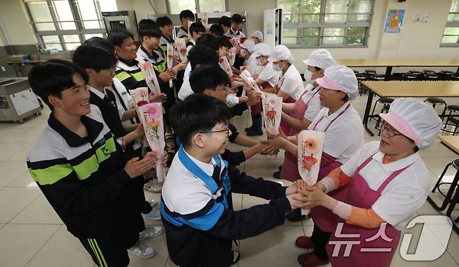 어버이날을 하루 앞둔 7일 오후 부산 동래구 용인고등학교에서 학생들이 급식실 직원분들에게 감사의 카네이션을 전달하고 있다. 2025.5.7/뉴스1 ⓒ News1 윤일지 기자