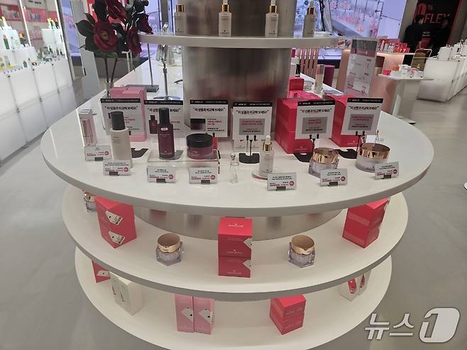 와이레스 북촌 플래그십스토어 내부 모습. 매장에는 명품 브랜드 화장품을 오마주한 듀프 제품이 판매되고 있다.ⓒ 뉴스1/김진희 기자