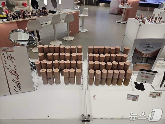 와이레스 북촌 플래그십스토어 내부 모습.ⓒ 뉴스1/김진희 기자